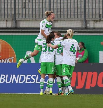 Wolfsburg VfL vs Frankfurt, Frauen Wolfsburg, Deutschland. 20.03.2016, FUßBALL - VfL Wolfsburg vs 1. FFC Frankfurt, 1. Allianz Frauen Bundesliga, Saison 2015 16. Bild zeigt: Caroline Hansen (VfL Wolfsburg) jubelt mit der Mannschaft nach ihrem Tor zum 2:1 per Faulelfmeter