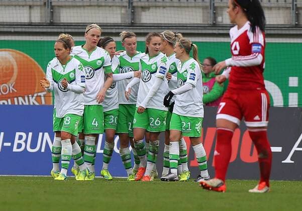 Wolfsburg VfL vs Frankfurt, Frauen Wolfsburg, Deutschland. 20.03.2016, FUßBALL - VfL Wolfsburg vs 1. FFC Frankfurt, 1. Allianz Frauen Bundesliga, Saison 2015 16. Bild zeigt: Caroline Hansen (VfL Wolfsburg) jubelt mit der Mannschaft nach ihrem Tor zum 2:1 per Faulelfmeter