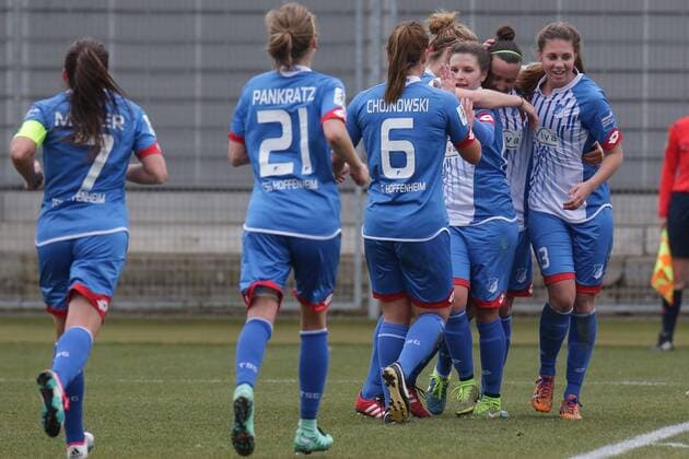 Die Spielerinnen der TSG 1899 Hoffenheim jubeln über das 3:0, Jubel, Torjubel, Torerfolg, celebrate the goal, goal, celebration, Jubel ueber das Tor, optimistisch, Action, Aktion, Fussball, Allianz Frauen-Bundesliga, TSG 1899 Hoffenheim - SGS Essen, xozx