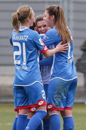 v.li.: Leonie Pankratz (Hoffenheim, 21), Lina Bürger (Lina Buerger, Hoffenheim, 14), Isabella Hartig (Hoffenheim, 13) jubeln über den 4:0-Heimsieg, Jubel, Torjubel, Torerfolg, celebrate the goal, goal, celebration, Jubel ueber das Tor, optimistisch, Action, Aktion, Fussball, Allianz Frauen-Bundesliga, TSG 1899 Hoffenheim - SGS Essen, xozx