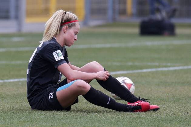 Nina Brüggemann (Nina Brueggemann, SGS, 22) am Boden, enttäuscht schauend, Enttäuschung, Frustration, disappointed, pessimistisch, Niederlage, verloren, Fussball, Allianz Frauen-Bundesliga, TSG 1899 Hoffenheim - SGS Essen, xozx