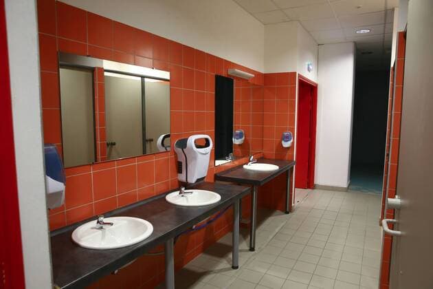 toilettes Umkleidekabine - Stadionansichten, Stade Pierre Mauroy, Heimstätte Lille OSC - Frankreich, Ligue 1 - 19 03 2016 GwendolineLeGoff Panoramic 