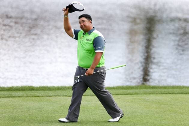 March 20, 2016 - Orlando, Florida, United States - Kiradech Aphibarnrat tips his cap to the crowd on the 18th hole during the final round at the Arnold Palmer Invitational presented by MasterCard at Bay Hill Club & Lodge. PGA Golf Herren 2016 - Arnold Palmer Invitational - Final Round - ZUMAw109