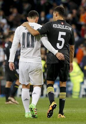 Real Madrid s Colombian James Rodriguez (L) greets Sevilla CF s French Kolodziejczak (R) after the Spanish Liga Primera Division soccer match played at Santiago Bernabeu stadium, in Madrid, Spain, 20 March 2016. Real Madrid vs Sevilla CF !ACHTUNG: NUR REDAKTIONELLE NUTZUNG!  20160320-635941102185541169