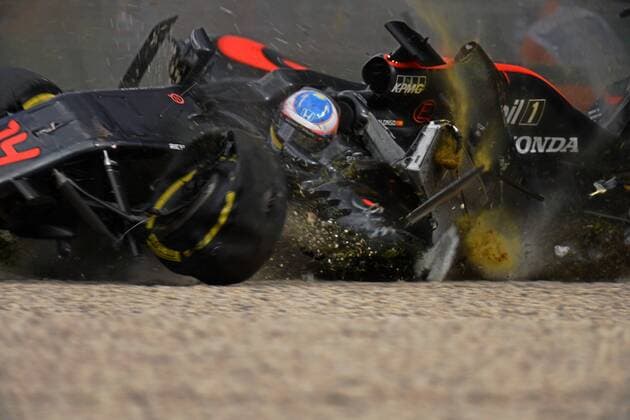 Formel 1, GP von Australien, Horror Crash von Alonso. Grand Prix of Australia race at Albert Park circuit. In this picture, Fernando Alonso crashes his car. xRUBIOx(RVxRACINGxPRESS)x  RV RACING PRESS