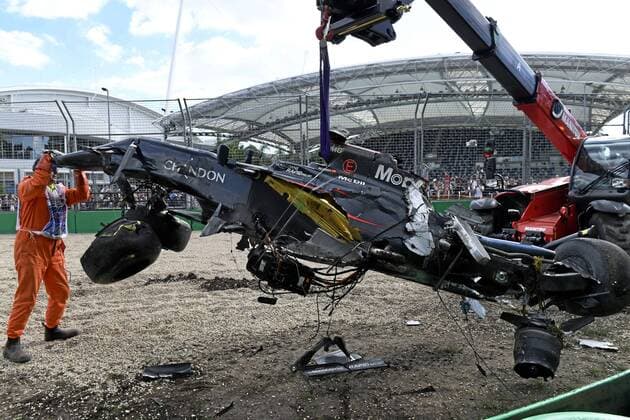 Formel 1, GP von Australien, Horror Crash von Alonso. Grand Prix of Australia race at Albert Park circuit. In this picture, Fernando Alonso crashes his car. xRUBIOx(RVxRACINGxPRESS)x  RV RACING PRESS
