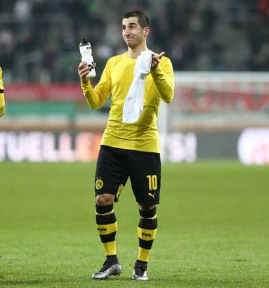 Sonntag 20.03.2016, Saison 2015 2016, 1. Bundesliga, 27. Spieltag in der Ausgburger WWK-Arena, FC Augsburg 07 - BVB Borussia Dortmund 1:3, Dortmunder Jubel nach Abpfiff: Henrikh Mkhitaryan (BVB)