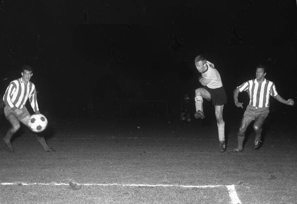Europapokal Borussia Dortmund - Atletico Madrid 1:0 01.03.1966 Siegfried Held schießt auf s Tor HM