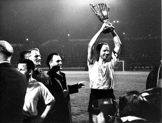Europacup der Pokalsieger 1966: Borussia Dortmund - FC Liverpool 2:1 n.V. am 5.5.1966 in Glasgow. Mannschaftskapitaen Wolfgang Paul mit dem Cup. HM