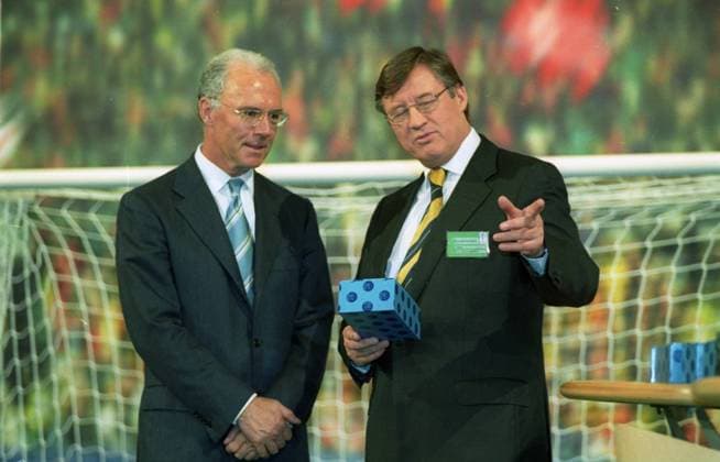 EM -Auslosung für die Europameisterschaft 2000 in Brüssel UEFA Generalsekretär Gerhard Aigner und Franz Beckenbauer HM