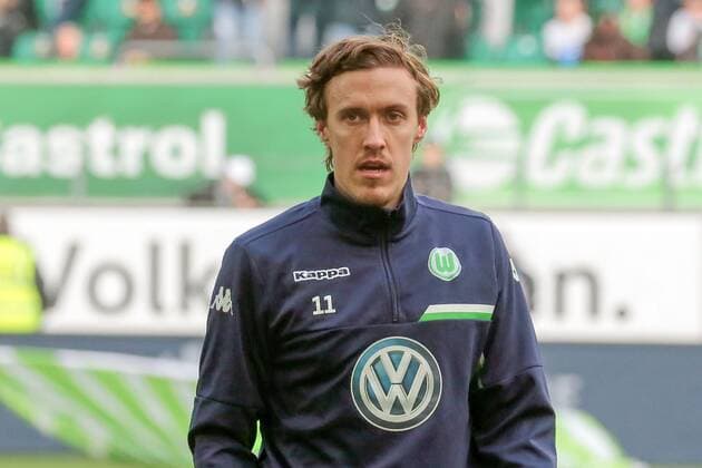 Aus 1. BL Saison 2015 16 VfL Wolfsburg gegen SV Darmstadt 1:1 am 19.03.2016 in der VW Arena. Im Foto: VfL WOB Spieler Max Kruse 11 kommt vom Warmmachen
