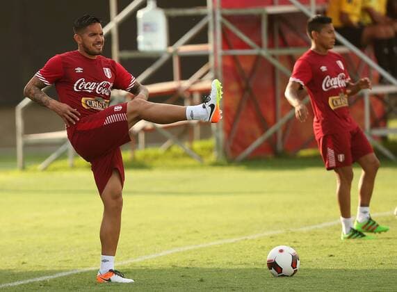 Peruvian national soccer team player Juan Manuel Vargas (L) participates in a training session at Videna sports complex in Lima, Peru, 21 March 2016, prior to the upcoming 24 March Russia 2018 qualifying match against Venezuela. PERU NATIONAL SOCCER TEAM TRAINING SESSION !ACHTUNG: NUR REDAKTIONELLE NUTZUNG!  LIM001 20160322-635942037130478975