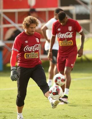 Peruvian national soccer team goalkeeper Salomon Libman (L) participates in a training session at Videna sports complex in Lima, Peru, 21 March 2016, prior to the upcoming 24 March Russia 2018 qualifying match against Venezuela. PERU NATIONAL SOCCER TEAM TRAINING SESSION !ACHTUNG: NUR REDAKTIONELLE NUTZUNG!  LIM003 20160322-635942037843242975