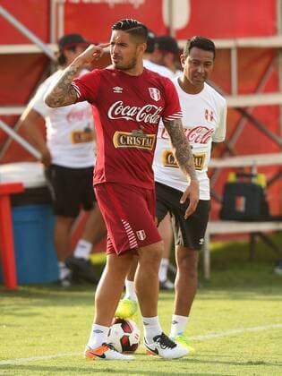 Peruvian national soccer team player Juan Manuel Vargas (L) participates in a training session at Videna sports complex in Lima, Peru, 21 March 2016, prior to the upcoming 24 March Russia 2018 qualifying match against Venezuela. PERU NATIONAL SOCCER TEAM TRAINING SESSION !ACHTUNG: NUR REDAKTIONELLE NUTZUNG!  LIM004 20160322-635942043169862975