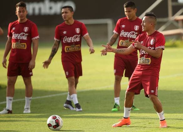 Peruvian national soccer team player Christian Cueva (R) participates in a training session at Videna sports complex in Lima, Peru, 21 March 2016, prior to the upcoming 24 March Russia 2018 qualifying match against Venezuela. PERU NATIONAL SOCCER TEAM TRAINING SESSION !ACHTUNG: NUR REDAKTIONELLE NUTZUNG!  LIM005 20160322-635942043182966975