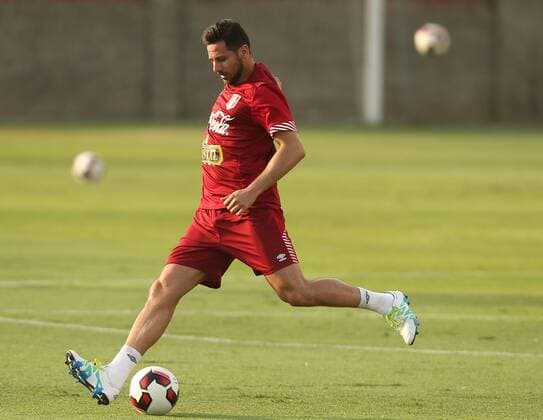 Peruvian national soccer team player Claudio Pizarro participates in a training session at Videna sports complex in Lima, Peru, 21 March 2016, prior to the upcoming 24 March Russia 2018 qualifying match against Venezuela. PERU NATIONAL SOCCER TEAM TRAINING SESSION !ACHTUNG: NUR REDAKTIONELLE NUTZUNG!  LIM006 20160322-635942045781458975