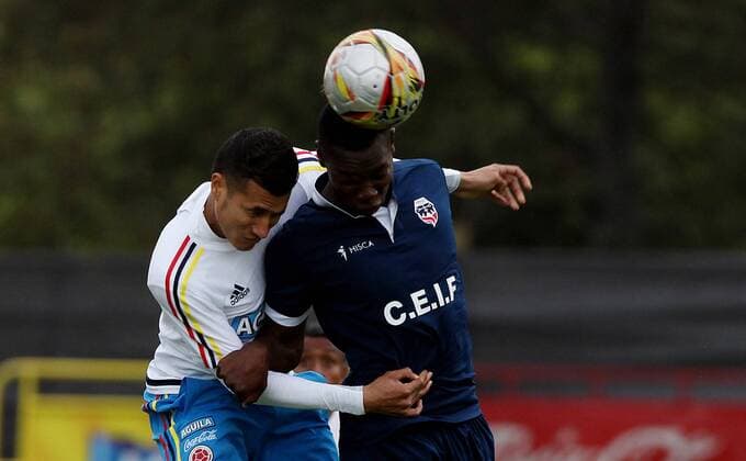Fußball, Länderspiel, Training Nationalteam Kolumbien Colombia national soccer team player Jeison Murillo (L) participates in a training session prior to the Russia 2018 qualifying matches before Bolivia and Ecuador in Bogota, Colombia, 21 March 2016. EFE Leonardo Munoz COLOMBIA NATIONAL SOCCER TEAM TRAINING SESSION !ACHTUNG: NUR REDAKTIONELLE NUTZUNG!  BOG010 20160322-635942090248791196