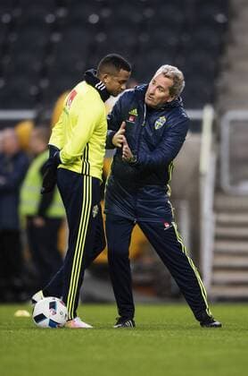 160322 Martin Olsson i samtal med förbundskapten Erik Hamren - Training Nationalteam Schweden, 22 März 2016 in Stockholm.  Copyright: JOELxMARKLUND BB160322JM008