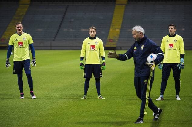 160322 Malvakterna Robin Olsen, Patrik Carlgren och Johannes Hopf far instruktioner av malvaktstränare Lars Eriksson - Training Nationalteam Schweden, 22 März 2016 in Stockholm.  Copyright: JOELxMARKLUND BB160322JM019