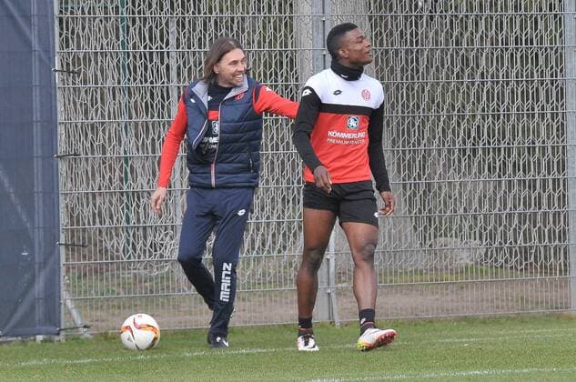 22.03.2016, xTKx, Fussball 1.Bundesliga, FSV MAINZ 05 Training, emspor, v.l. Trainer Martin Schmidt (Mainz 05) , Jhon Cordoba (Mainz 05) ,