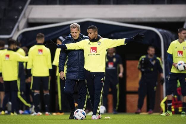 160322 Förbundskapten Erik Hamren och Martin Olsson - Training Nationalteam Schweden, 22 März 2016 in Stockholm.  Copyright: JOELxMARKLUND BB160322JM044
