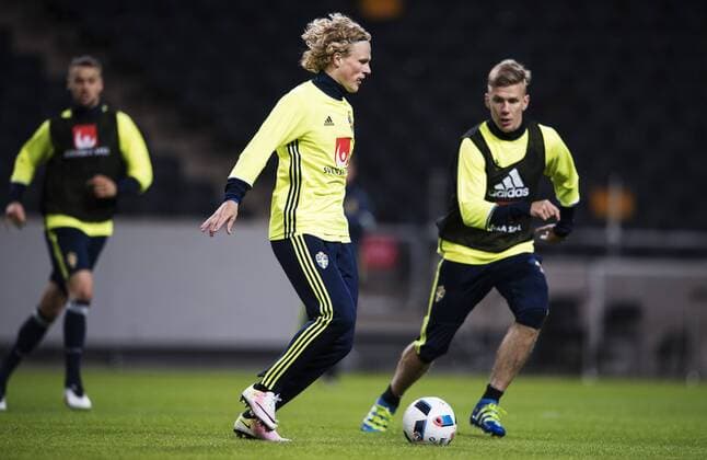 160322 Oscar Hiljemark framför Pontus Wernbloom - Training Nationalteam Schweden, 22 März 2016 in Stockholm.  Copyright: JOELxMARKLUND BB160322JM052