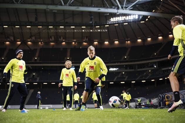 160322 Emil Forsberg, Oscar Hiljemark och Pontus Wernbloom - Training Nationalteam Schweden, 22 März 2016 in Stockholm.  Copyright: JOELxMARKLUND BB160322JM056