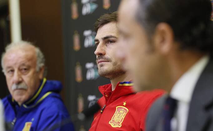 Spain s National soccer team goalkeeper Iker Casillas (C), and head coach Vicente del Bosque (L) attend a promotional event held at Las Rozas sports complex in the outside of Madrid, Spain, 22 March 2016 Spanish National soccer team players attend promotional event !ACHTUNG: NUR REDAKTIONELLE NUTZUNG!  GRA220 20160322-635942531814569829