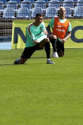 Fußball, Training Nationalteam Portugal March 22, 2016 - Lisbon, Portugal - Portugal s soccer forwards Cristiano Ronaldo (L ) and Ricardo Quaresma (R ) during a practice session at the Restelo stadium in Lisbon, Portugal on March 22, 2016, ahead of the friendly matches against Bulgaria on March 25 and with Belgium on March 29 in preparation for the Euro 2016 in France. Portugal s Soccer Team practice in Lisbon Portugal - ZUMAf123