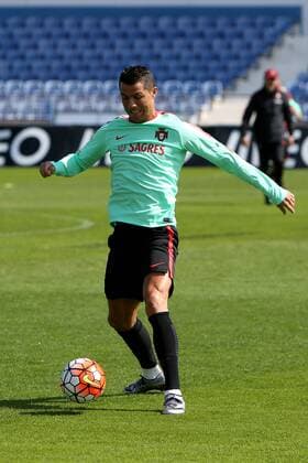 Fußball, Training Nationalteam Portugal March 22, 2016 - Lisbon, Portugal - Portugal s soccer forwards Cristiano Ronaldo during a practice session at the Restelo stadium in Lisbon, Portugal on March 22, 2016, ahead of the friendly matches against Bulgaria on March 25 and with Belgium on March 29 in preparation for the Euro 2016 in France. Portugal s Soccer Team practice in Lisbon Portugal - ZUMAf123