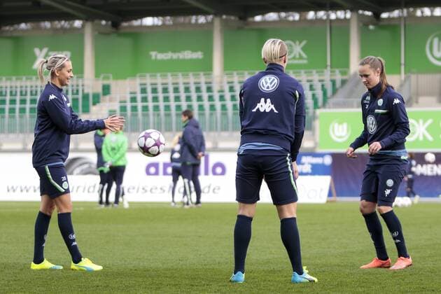 Fußball, UWCL, Training und PK VfL Wolfsburg; v.l. Lena Goeßling (Goessling, Wolfsburg, 28), Nilla Fischer (Wolfsburg; Kapitänin, captain, 4), Caroline Graham Hansen (Wolfsburg, 26). xtgx