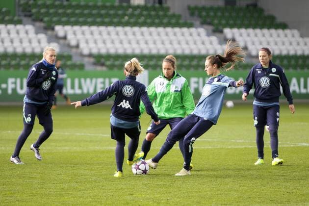 Fußball, UWCL, Training und PK VfL Wolfsburg; Tessa Wullaert (Wolfsburg, 10) gegen Julia Simic (Wolfsburg, 31) im Trainingsspiel Zweikampf, Duell, duell, tackle, Tackling, Aktion, action. xtgx