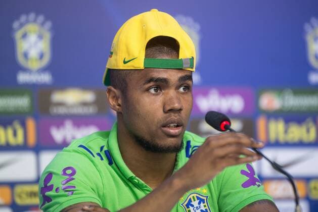 Fußball, Douglas Costa - PK Nationalteam Brasilien Treino Sele??o Brasileira de Futebol TERES?POLIS, RJ - 22 03 2016: TRAINING SELECTION SOCCER BRAZIL - Player Douglas Costa told a news of the Brazilian national football team in Comary Granja, which is preparing for the games the World Cup round of 2018 against Uruguay and Paraguay. (Photo: Celso Pupo FotoArena)  CelsoxPupo