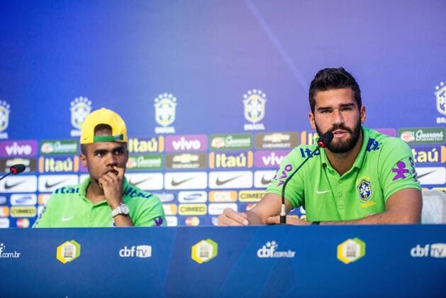 Fußball, Douglas Costa - PK Nationalteam Brasilien Treino Sele??o Brasileira de Futebol TERES?POLIS, RJ - 03 22 2016: TRAINING SOCCER BRAZILIAN SELECTION - Goalkeeper Alisson and the Half Douglas Costa told a news of the Brazilian national football team in Comary Granja, which is preparing for the games the World Cup round of 2018 against Uruguay and Paraguay. (Photo: Celso Pupo FotoArena)  CelsoxPupo