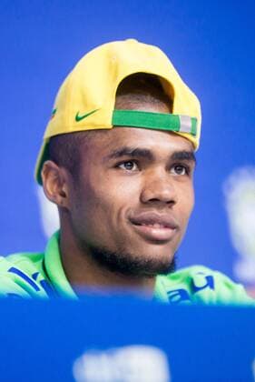 Fußball, Douglas Costa - PK Nationalteam Brasilien Treino Sele??o Brasileira de Futebol TERES?POLIS, RJ - 22 03 2016: TRAINING SELECTION SOCCER BRAZIL - Player Douglas Costa told a news of the Brazilian national football team in Comary Granja, which is preparing for the games the World Cup round of 2018 against Uruguay and Paraguay. (Photo: Celso Pupo FotoArena)  CelsoxPupo