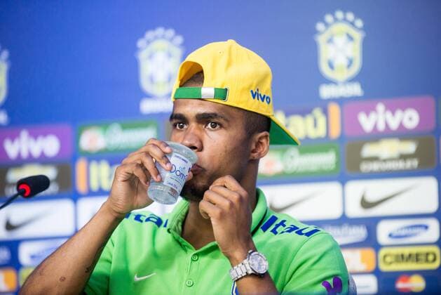 Fußball, Douglas Costa - PK Nationalteam Brasilien Treino Sele??o Brasileira de Futebol TERES?POLIS, RJ - 22 03 2016: TRAINING SELECTION SOCCER BRAZIL - Player Douglas Costa told a news of the Brazilian national football team in Comary Granja, which is preparing for the games the World Cup round of 2018 against Uruguay and Paraguay. (Photo: Celso Pupo FotoArena)  CelsoxPupo