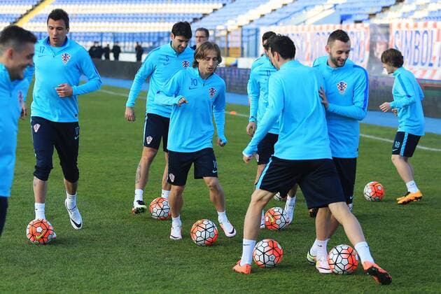 Fußball, Training Nationalteam Kroatien Training session of Croatia Football team ahead of their friendly match against Israel 22.03.2016., Osijek, Croatia - Croatian national football team held a training session on stadium Gradski vrt (City Garden). Croatia will play a friendly match against Israel in Osijek on 23 March 2016. Mario Mandzukic, Luka Modric, Vedran Corluka.  DavorxJavorovic PIXSELL