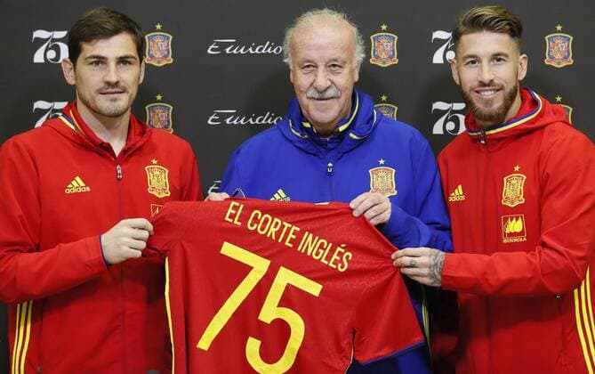National soccer team coach Vicente del Bosque (C), players Sergio Ramos (R) and Iker Casillas participate in the presentation of the agreement of El Corte Ingles with the soccer team due to its 75 anniversary at the Soccer City in Madrid, Spain, 22 March 2016. PRESENTATION OF THE AGREEMENT BEWTEEN THE SPANISH NATIONAL SOCCER TEAM AND EL CORTE INGLES !ACHTUNG: NUR REDAKTIONELLE NUTZUNG!  MAD002 20160322-635942694267658911