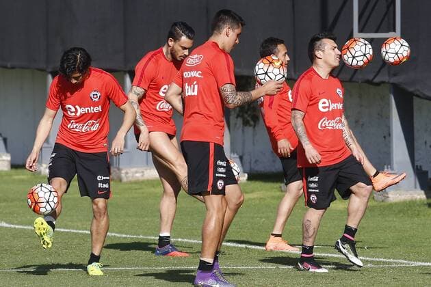 Fußball, Training Nationalteam Chile Chilean national soccer team players participate in a training session at Juan Pinto Duran sports complex in Santiago de Chile, Chile, 22 March 2016, where they prepare for the Russia 2018 World Cup qualifying matches against Argentina and Venezuela. CHILEAN SOCCER national team Nationalteam TRAINING SESSION !ACHTUNG: NUR REDAKTIONELLE NUTZUNG!  SAN002 20160322-635942703590689063