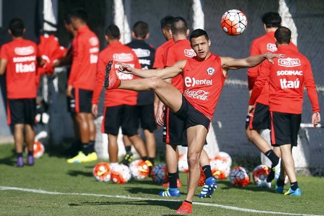 Fußball, Training Nationalteam Chile Chilean national soccer team player Alexis Sanchez participates in a training session at Juan Pinto Duran sports complex in Santiago de Chile, Chile, 22 March 2016, where they prepare for the Russia 2018 World Cup qualifying matches against Argentina and Venezuela. CHILEAN SOCCER national team Nationalteam TRAINING SESSION !ACHTUNG: NUR REDAKTIONELLE NUTZUNG!  SAN003 20160322-635942703607537063