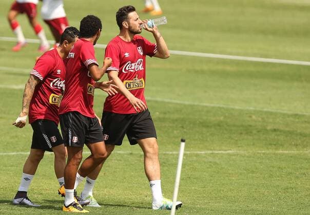 Peruvian national soccer team player Claudio Pizarro (R) participates in a training session of the team at Videna sports complex in Lima, Peru, 22 March 2016, prior to the Russia 2018 World Cup qualifyting matches before Venezuela and Uruguay. PERUVIAN NATIONAL SOCCER TEAM TRAINING SESSION !ACHTUNG: NUR REDAKTIONELLE NUTZUNG!  LIM002 20160322-635942721901797063