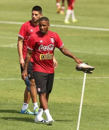 Peruvian national soccer team players Jefferson Farfan (R) and Carlos Zambrano participate in a training session of the team at Videna sports complex in Lima, Peru, 22 March 2016, prior to the Russia 2018 World Cup qualifyting matches before Venezuela and Uruguay. PERUVIAN NATIONAL SOCCER TEAM TRAINING SESSION !ACHTUNG: NUR REDAKTIONELLE NUTZUNG!  LIM003 20160322-635942721914433063