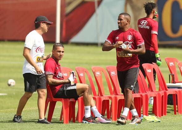 Peruvian national soccer team players Jefferson Farfan (R) and Paolo Guerrero (C) participate in a training session of the team at Videna sports complex in Lima, Peru, 22 March 2016, prior to the Russia 2018 World Cup qualifyting matches before Venezuela and Uruguay. PERUVIAN NATIONAL SOCCER TEAM TRAINING SESSION !ACHTUNG: NUR REDAKTIONELLE NUTZUNG!  LIM004 20160322-635942722544829063