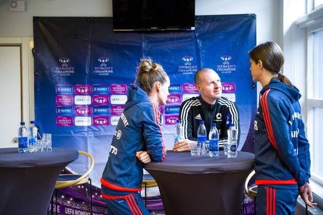 Fußball, Damen, Champions League, PK 1. FFC Frankfurt 160322 Frankfurts Desiree Schumann, tränare Matt Ross och Kerstin Garefrekes i samtal efter en presskonferens med Rosengard inför matchen i damernas Champions League 22 mars 2016 i Malmö.  Copyright: LUDVIGxTHUNMAN BB160322LT018