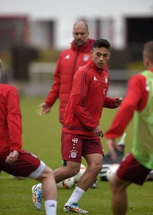22.03.2016, Fussball 1.Bundesliga 2015 2016, FC Bayern München, Training an der Säbenerstrasse. Yousef Emghames (vorne, Bayern) beobachtet von Trainer Pep Guardiola (FC Bayern München). 