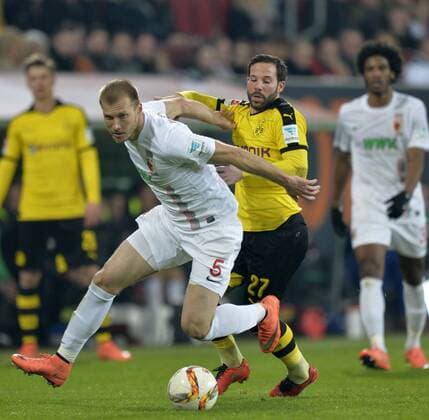 20.03.2016, Fussball 1.Bundesliga 2015 2016, 27.Spieltag, FC Augsburg - Borussia Dortmund, in der WWK-Arena Augsburg. v.li: Ragnar Klavan (FC Augsburg), Gonzalo Castro (Dortmund). 