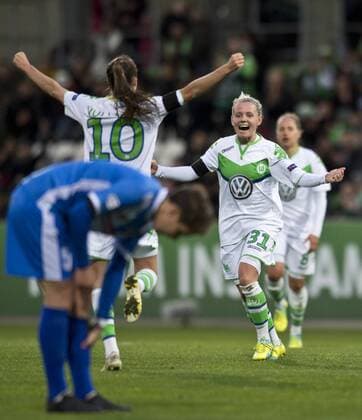 Jubel nach dem Tor zum 1-0: Torschuetzin Tessa WULLAERT (10 VfL) bejubelt ihren Treffer mit Julia SIMIC (re VfL). Fussball Frauen international: UEFA Championsleague Saison 2015 2016, Viertelfinale Hinspiel: VfL Wolfsburg - ACF Brescia Femminile im AOK Stadion in Wolfsburg, Deutschland am 23.03.2016,