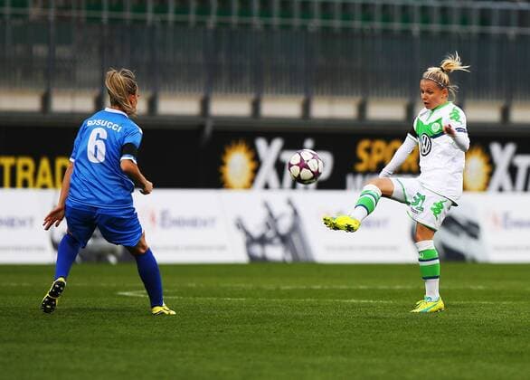 WOLFSBURG Wolfsburg vs Brescia, CL Frauen Wolfsburg, Deutschland. 23.03.2016, FUßBALL - VfL Wolfsburg vs ACF Brescia Femminile, viertelfinal, UEFA Frauen Champions League, Saison 2015 16. Bild zeigt: Julia Simic VfL Wolfsburg), Martina Rosucci (Brescia)