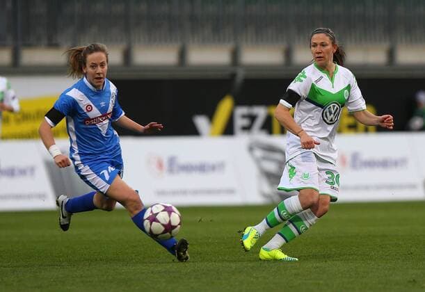 WOLFSBURG Wolfsburg vs Brescia, CL Frauen Wolfsburg, Deutschland. 23.03.2016, FUßBALL - VfL Wolfsburg vs ACF Brescia Femminile, viertelfinal, UEFA Frauen Champions League, Saison 2015 16. Bild zeigt: Elise Bussaglia (VfL Wolfsburg), Elisa Mele (Brescia)