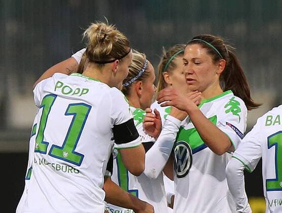 WOLFSBURG Wolfsburg vs Brescia, CL Frauen Wolfsburg, Deutschland. 23.03.2016, FUßBALL - VfL Wolfsburg vs ACF Brescia Femminile, viertelfinal, UEFA Frauen Champions League, Saison 2015 16. Bild zeigt: Tesse Wullaert (VfL Wolfsburg) jubelt mit der Mannschaft nach ihrem Tor zum 1:0